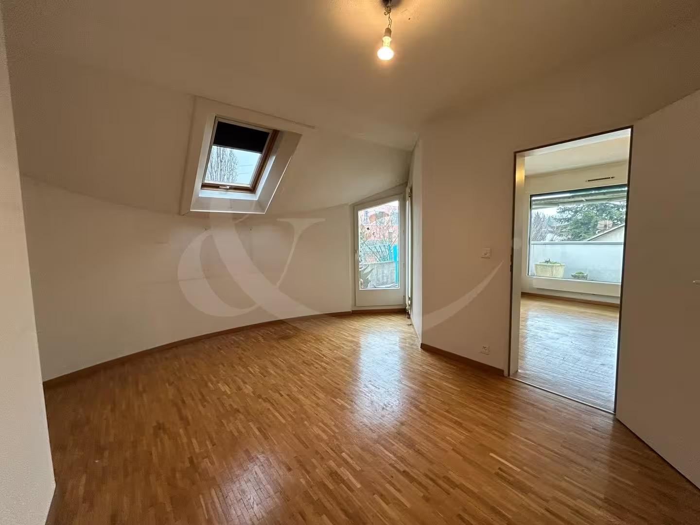 Exclusive penthouse occupying the entire floor with large terrace in the heart of Perly