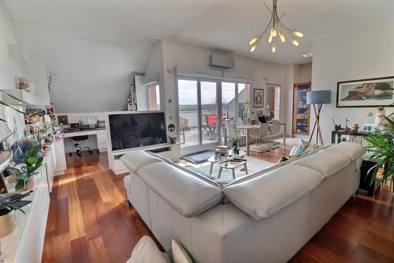 Superb penthouse in occupied life annuity with annuity