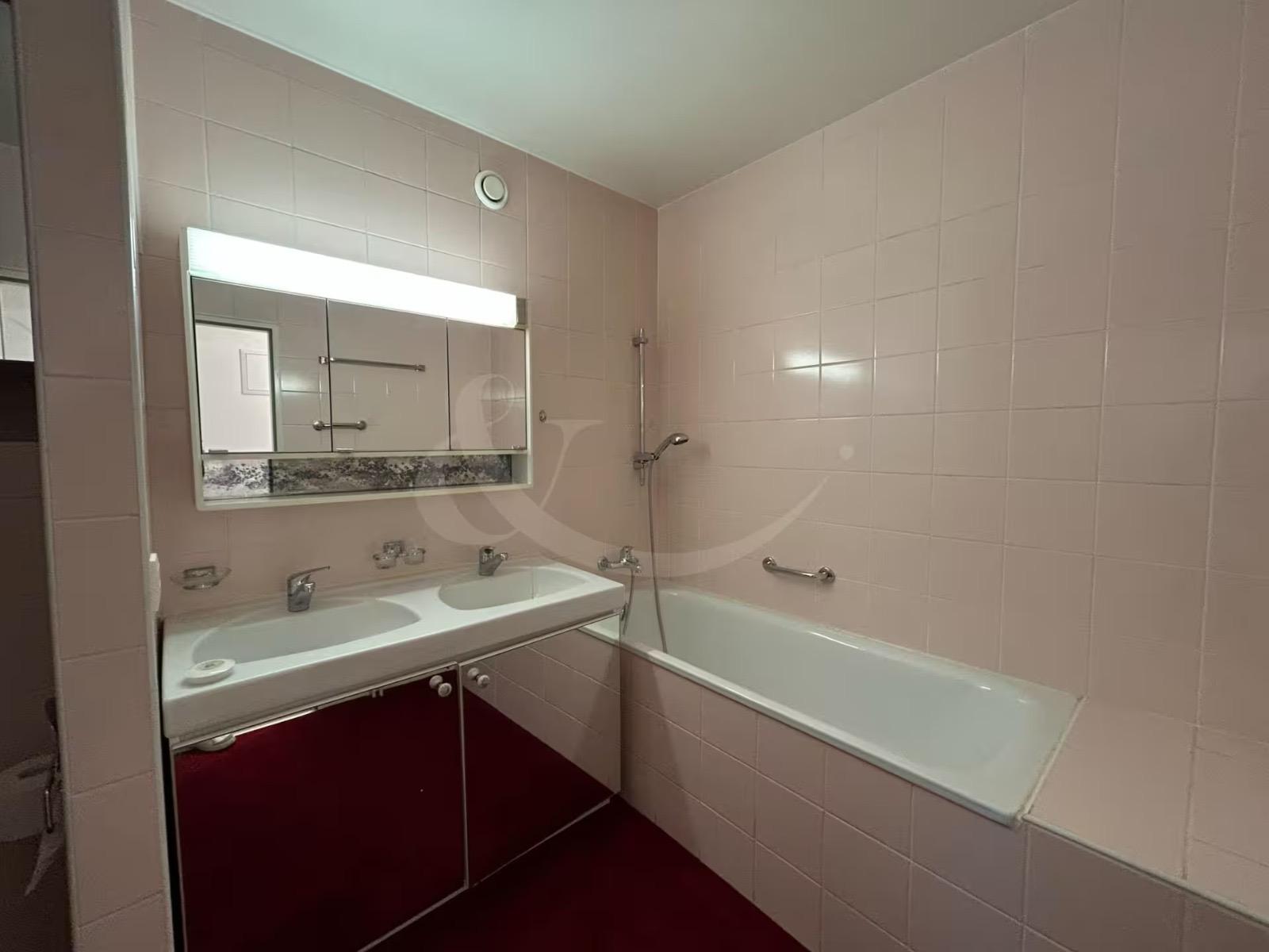 Exclusive penthouse occupying the entire floor with large terrace in the heart of Perly