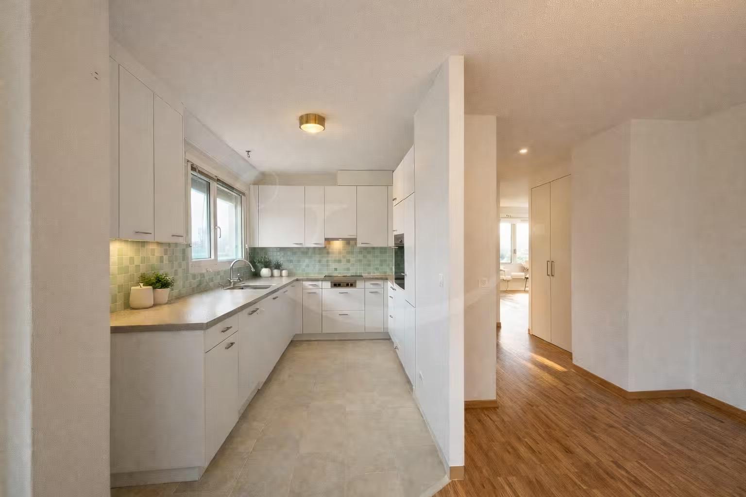 Exclusive penthouse occupying the entire floor with large terrace in the heart of Perly