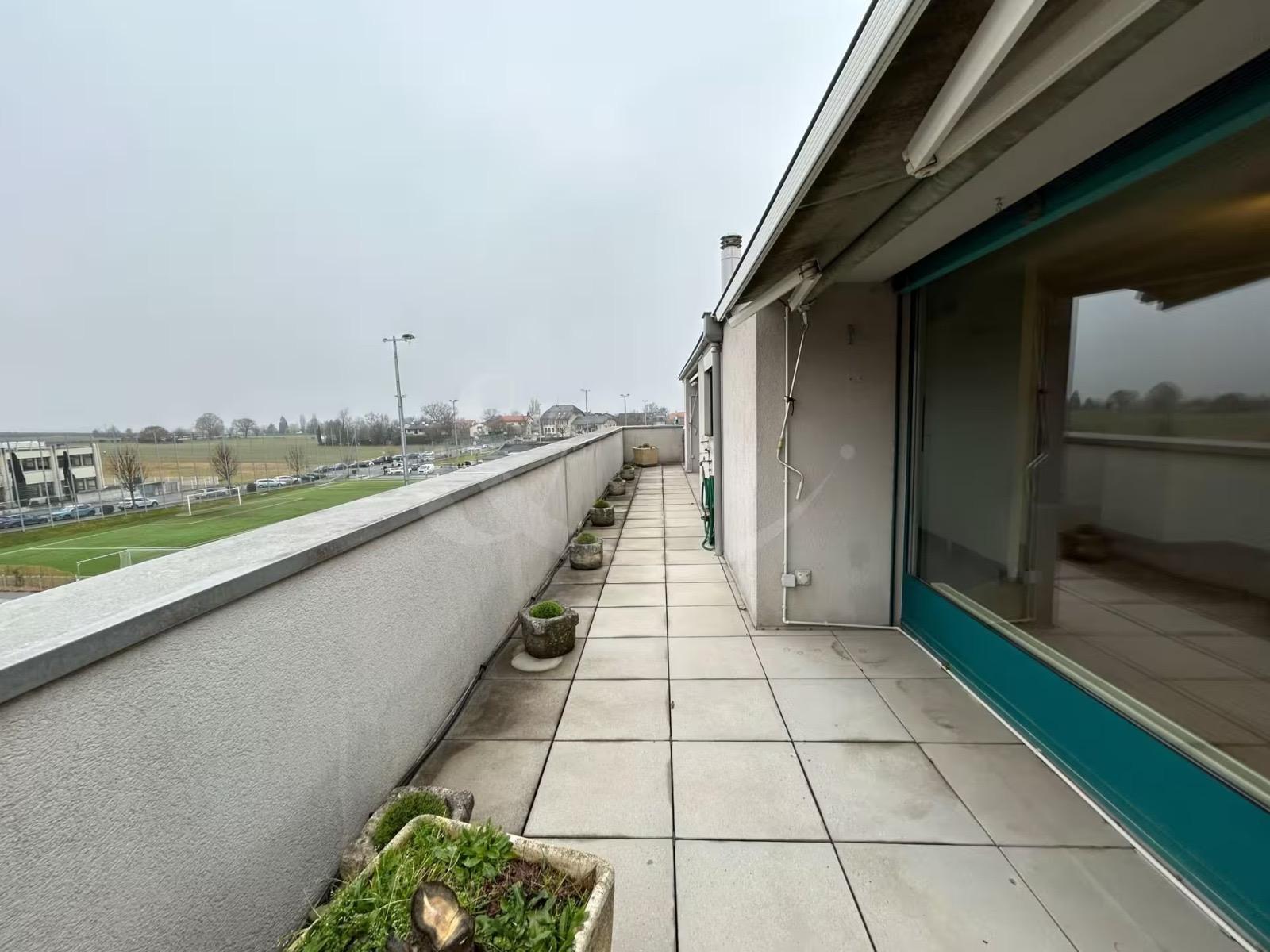 Exclusive penthouse occupying the entire floor with large terrace in the heart of Perly